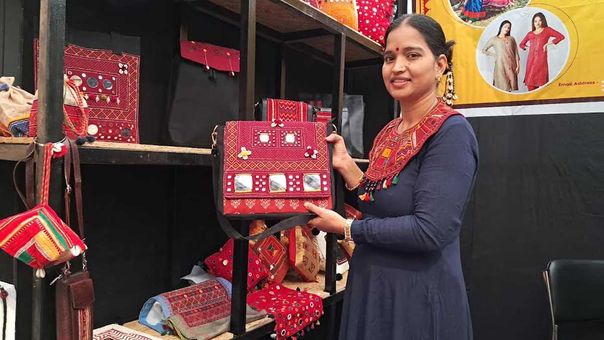 लुप्त होती प्राचीन बंजारा हस्तकला को जन जन तक पहुंचा रही हैं विजया